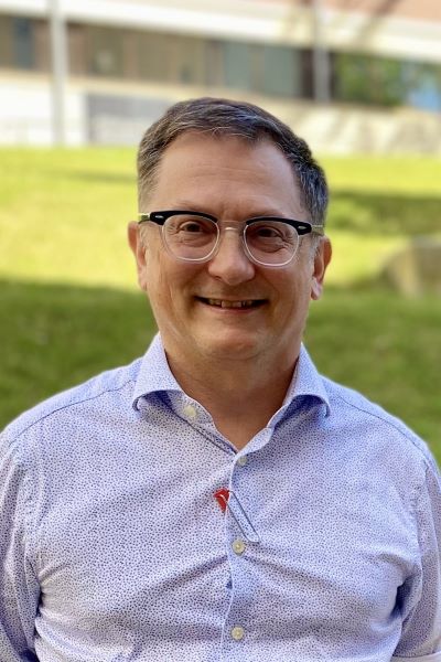 A research project underway at Surgical, Treatment and Rehabilitation Service (STARS) is identifying barriers and challenges associated for Aboriginal and/or Torres Strait Islander patients participating in bowel cancer screening and diagnosis.